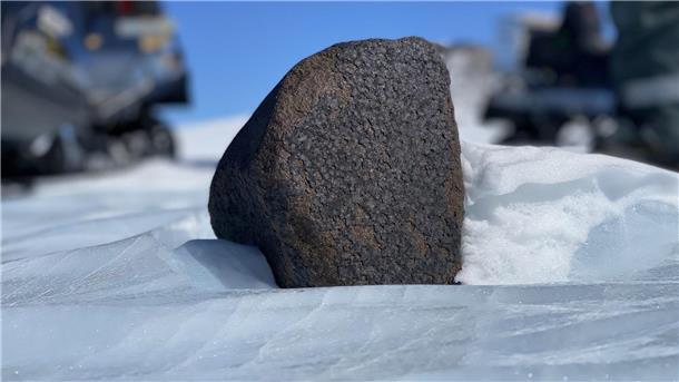 Forschende aus Belgien haben einen 7,6 Kilogramm schwerer Meteoriten in der Antarktis entdeckt.