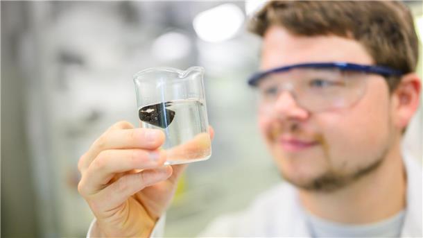Forschende haben ein Gel entwickelt. Es soll gegen das Plastik-Problem helfen.