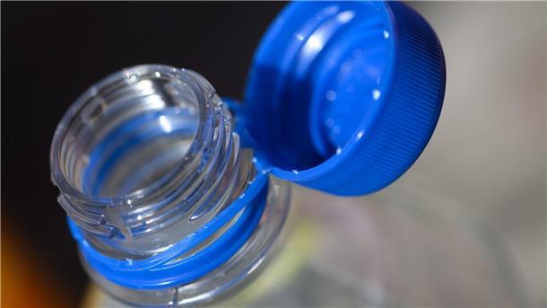 Forschende haben wieder winzige Teilchen von Plastikflaschen in Körpern gefunden.