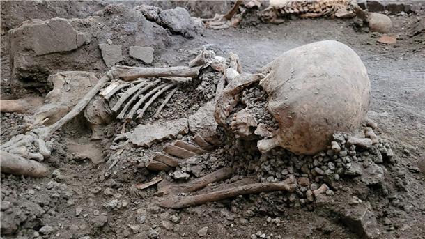 Forscher entdecken Skelette von Erdbebenopfern in Pompeji Forscher haben auf dem archäologischen Gelände der versunkenen Stadt Pompeji in Italien zwei Skelette gefunden.