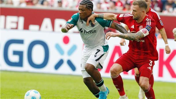 Düsseldorf besiegt Hannover im Duell der Aufstiegskandidaten Fortuna Düsseldorf (rot) war gegen Hannover 96 überlegen.