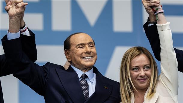 EU-Abgeordnete: Weber muss Rechtsbündnis in Rom verhindern Forza-Italia-Chef Silvio Berlusconi und die Vorsitzende der rechtsradikalen Fratelli d’Italia, Giorgia Meloni, gemeinsam im Wahlkampf.