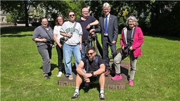 Gruppenbild der Fotografinnen und Fotografen, die für eine Fotoausstellung über Brake und das polnische Darlowo Material zusammengestellt haben. Bei ihnen Brakes Bürgermeister Michael Kurz.