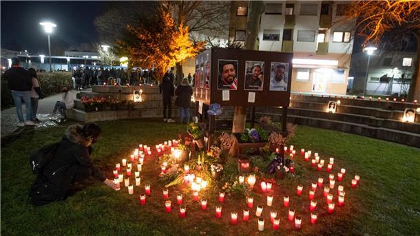 Buschmann erinnert an Opfer terroristischer Gewalt Fotos der Opfer und Teelichter erinnern Menschen am Tatort der Morde in Hanau-Kesselstadt an die Bluttat.