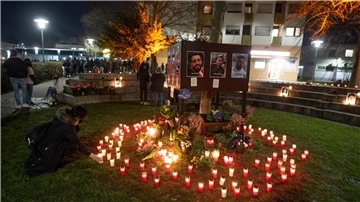 Fotos der Opfer und Teelichter erinnern Menschen am Tatort der Morde in Hanau-Kesselstadt an die Bluttat.