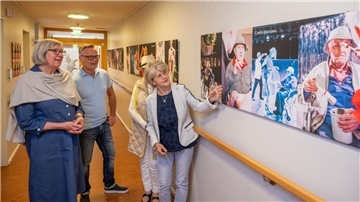 Fotos zur Erinnerung: „Über Schiffe gehen“ war vor einigen Jahren das größte Projekt für Menschen mit einer demenziellen Erkrankung, das der Verein Solidar auf die Beine hat stellen können. „Ein Theaterstück Betroffener und Nicht-Betroffener zu schreiben und zu spielen“, erklären (von rechts) Ursula Möller-Stransky (rechts), Thilo Kelling und Angela Geermann einer Angehörigen, „auch unter wissenschaftlicher Begleitung. Das war wunder, die Patienten blühten unglaublich auf.“
