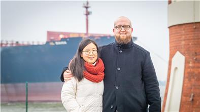Fotostopp am Pingelturm: Schiffe gucken und spazieren, das lieben Ke Li und ihr Mann Matthias Fröhling.
