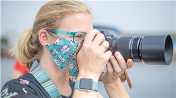 Fotoworkshopteilnehmerin Sarah Wehlmann aus Köln hat ihre Accessoires nicht nur farblich abgestimmt, sondern sie zeigt, wie auch Fototouren unter Corona-Bedingungen mit Mundschutz funktionieren.