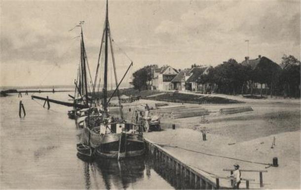 Frachtschiffe löschten im Fedderwardersieler Hafen unter anderem Baumaterial. Das Bild muss nach 1850 entstanden sein, denn es stehen bereits die Häuser auf dem Flügeldeich.