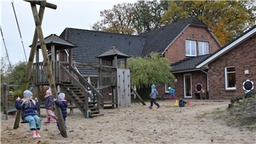 Viele Fragezeichen umgeben derzeit den Rhader Kindergarten. Die Kleingruppe soll geschlossen werden, um keinen teuren Bewegungsraum bauen zu müssen. Jetzt hat der Gemeinderat zudem beschlossen, die Trägerschaft an die Samtgemeinde Selsingen abzugeben.