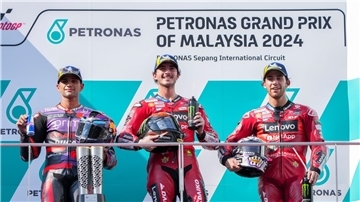 Francesco Bagnaia (M) und Jorge Martin (l) kämpfen um den WM-Titel in der MotoGP-Serie.