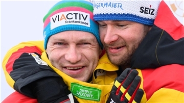 Francesco Friedrich (l) muss den Gesamtweltcup im Zweierbob an Johannes Lochner abtreten. (Archivbild)