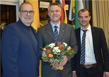Frank Berghorn (Mitte) ist zum neuen Kreisdezernenten für Wirtschaft und Umwelt gewählt worden. Zu den ersten Gratulanten zählten Landrat Thorsten Krüger (links) und der Kreistagsvorsitzende Christoph Werde.