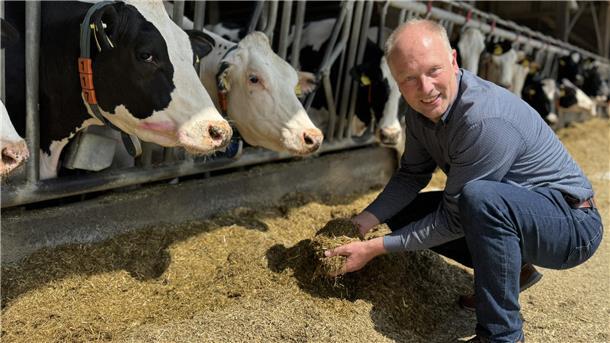 Wie Zuckerrüben als Kuhfutter in der Forschung getestet wurden Ein Mann in einem Stall mit Kühen. Frank Cordes vom Reeßumer Milchhof ist Landwirt mit Herz und Seele. Sein Engagement und sein analytischen Denken wird von Lukas Runnebaum von der Hochschule Osnabrück sehr geschätzt.