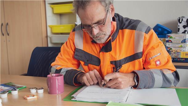 Herr Klapproth lernt lesen Frank Klapproth (53) lernt in der Theo in Bremerhaven-Lehe richtig lesen und schreiben. Erst mit Anfang 50 hatte er den Mut und Ansporn, das Problem anzugehen.