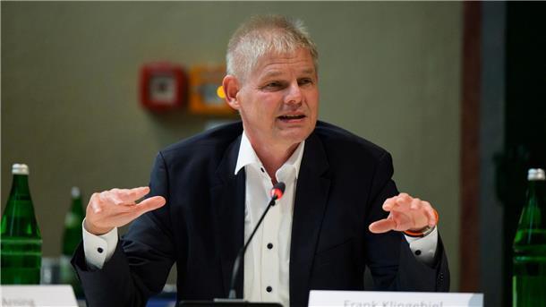 Flüchtlingsgipfel: Städtetag fordert „Planungssicherheit“ Frank Klingebiel (CDU), Oberbürgermeister der Stadt Salzgitter, spricht.