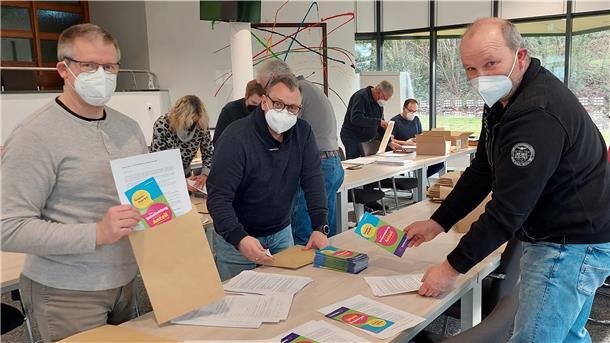 Frank Kunkel, Claus Lungmus vom Sieverner Ortsrat und Ortsbürgermeister Rainer Feldmann (v.l.) bestücken am Samstag im Langener Rathaus die Umschläge, mit denen sie die Sieverner Bürger über das Tante-Enso-Projekt informieren wollen.