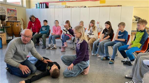 Frank Risy führte ein Notfalltraining durch, das er eigens für Kinder entwickelt hat.