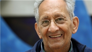 Frank Stella 2012 im Kunstmuseum Wolfsburg vor einem seiner Werke.