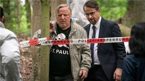 Top Ten im TV: „Tatort“, Ukraine-Krieg, „Wetten, dass..?“ Frank Thiel (Axel Prahl, l) und Prof. Karl-Friedrich Börne (Jan Josef Liefers) in einer Szene aus „Tatort: Des Teufels langer Atem“.