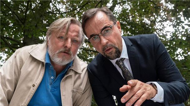 Frank Thiel (Axel Prahl, l) und Prof. Karl-Friedrich Boerne (Jan Josef Liefers) beugen sich über den Toten.