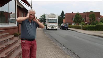 Frank Tibke, Bürgermeister in Kirchtimke, beklagt die hohe Lärmbelastung im Dorf wegen der kaputten Landesstraße.