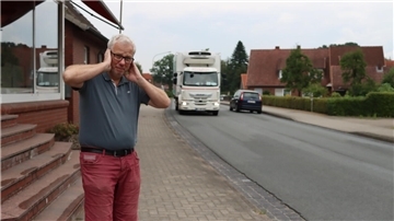 Frank Tibke, Bürgermeister in Kirchtimke, beklagt die hohe Lärmbelastung im Dorf wegen der kaputten Landesstraße.