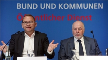 Frank Werneke (l), Vorsitzender der Gewerkschaft Verdi, und Ulrich Silberbach, dbb Beamtenbund. Sie fordern keinen Reallohnverlust für die Beschäftigten im öffentlichen Dienst.
