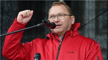 Frank Werneke spricht bei einer Kundgebung der Gewerkschaft Verdi für eine bessere Entlohnung für Beschäftigte im öffentlichen Dienst.