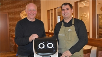 Das Frank Westermann und seinen Sohn Dennis mit dem Robotor "Heidi Jäger".  