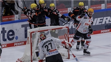 Niederlagenserie der Pinguins setzt sich in hitziger Partie in Frankfurt fort Frankfurt jubelt, die Spieler der Fischtown Pinguins drehen enttäuscht ab. Die Specialteams machten am Freitag den Unterschied aus.