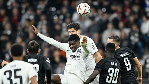 Eintracht-Profi Dina Ebimbe rassistisch beleidigt Frankfurts Eric Junior Dina Ebimbe (Mitte vorn) wurde nach dem Spiel gegen Riga rassistisch beleidigt.