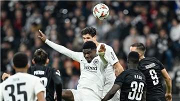 Frankfurts Eric Junior Dina Ebimbe (Mitte vorn) wurde nach dem Spiel gegen Riga rassistisch beleidigt.