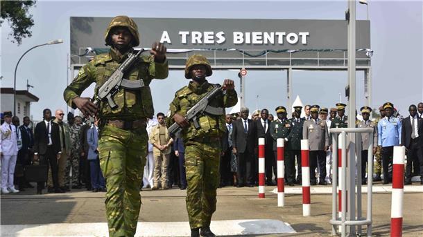 Französische Truppen verlassen Elfenbeinküste Frankreich bleibt mit einem Restkontingent von etwa 80 Soldaten in der Elfenbeinküste präsent.