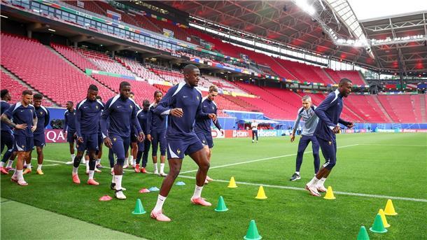 Frankreichs Ibrahima Konaté (M) schaut besorgt auf die Situation in Frankreich.