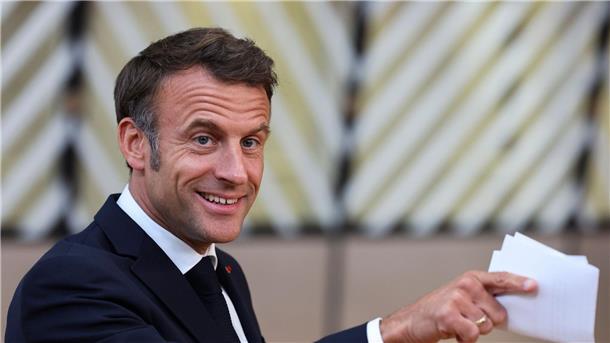 Frankreichs Präsident Emmanuel Macron bildet die Regierung um.
