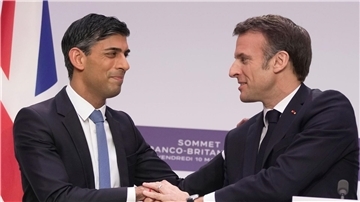 Frankreichs Präsident Emmanuel Macron (r) hat den britischen Premierminister Rishi Sunak im Élysée-Palast empfangen.