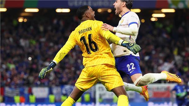 Frankreich: Mit Minimalismus ins EM-Halbfinale Frankreichs Torhüter Mike Maignan (l) jubelt mit Mitspieler Theo Hernandez nach dem entscheidenden Elfmeter.