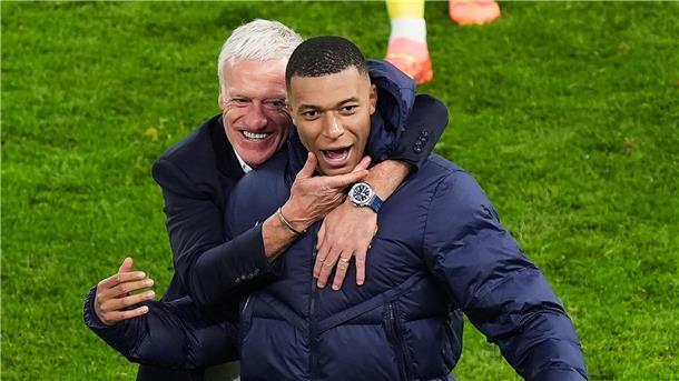 Frankreich: Mit Minimalismus ins EM-Halbfinale Frankreichs Trainer Didier Deschamps feiert mit Kylian Mbappé nach dem Sieg gegen Portugal.