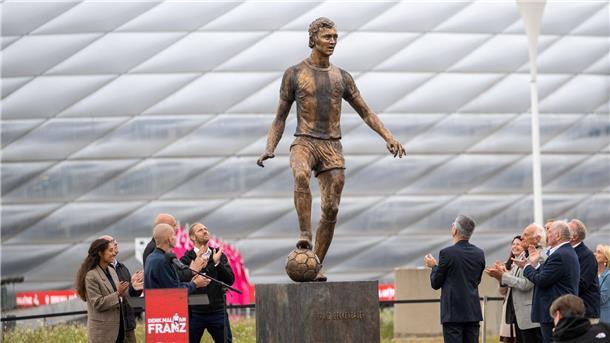 Beckenbauer-Statue in München enthüllt: „Legenden bleiben“ Franz Beckenbauer steht jetzt als in Bronze gegossenes Denkmal vor der Allianz Arena des FC Bayen München.
