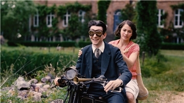 Franz Kafka (Sabin Tambrea) und Dora Diamant (Henriette Confurius) feiern für einen Moment „Die Herrlichkeit des Lebens“.
