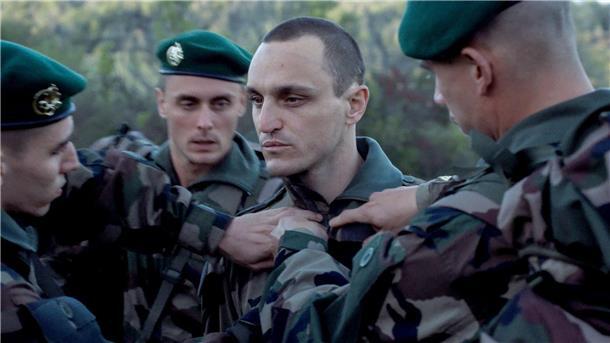 Franz Rogowski (2.v.r.) als Alex in einer Szene des Films „Disco Boy“
