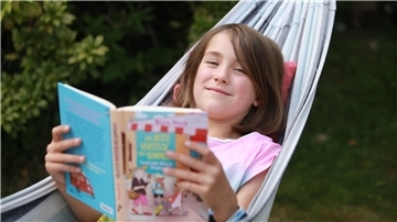 Franziska aus Bremerhaven gehört zu den 32 Kindern aus ganz Deutschland, die den Sieger oder die Siegerin des Deutschen Kinderbuchpreises 2025 wählen.