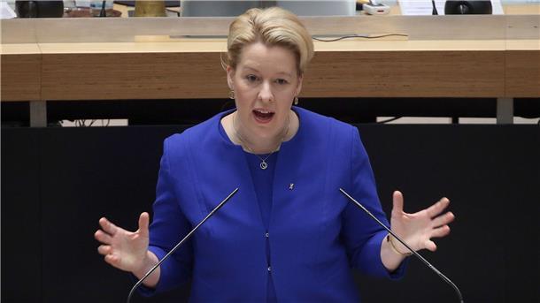 Franziska Giffey gibt während der Plenarsitzung des Berliner Abgeordnetenhauses eine Regierungserklärung ab.