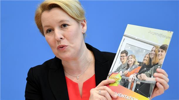 Generation umweltbewusst? Studie sieht Politisierung der Jugend Franziska Giffey (SPD), Bundesministerin für Familie, Senioren, Frauen und Jugend, stellt die 18. Shell-Jugendstudie vor.