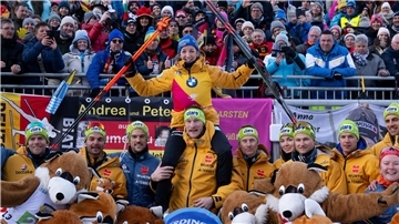 Franziska Preuß (hinten Mitte) genießt oft die Kulisse von tausenden Fans in den Biathlon-Stadien. (Archivbild)