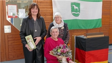 „Frau des Jahres 2024“ wurde Renate Jürgens aus Stotel (sitzend), ausgezeichnet von Anja Gärtner (links) und Susanne Köster (rechts). 