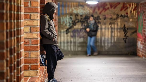 Wie sicher fühlen sich Frauen nachts auf dem Heimweg? Frauen fühlen sich im öffentlichen Raum häufiger unsicher als Männer.