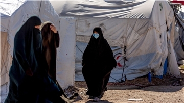 Frauen gehen durch das Gefangenenlager Roj im Nordosten Syriens.