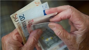 Frauen in Deutschland sind auch im Alter finanziell schlechter gestellt als Männer.
